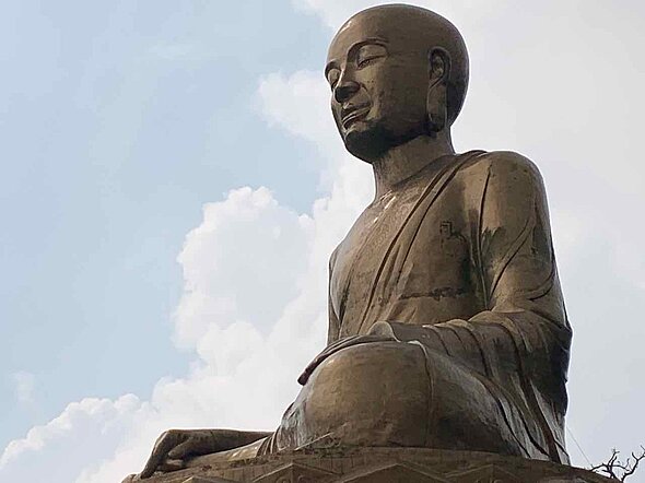 Gruppentherapieteilnehmer bei einer meditativen Übung - verschiedene Meditationsarten in Gruppensettings