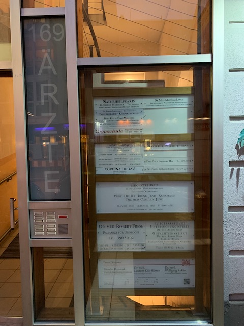 Haustür des Ärztehauses in Hamburg Altona